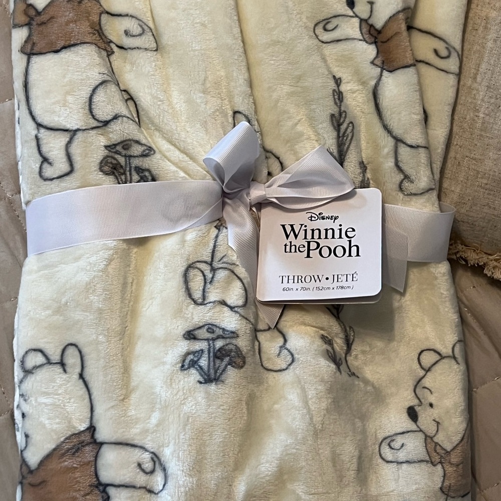 NWT, Disney Winnie the Pooh Plush Throw 60x70